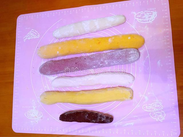 把每种颜色分别搓成均匀长条
