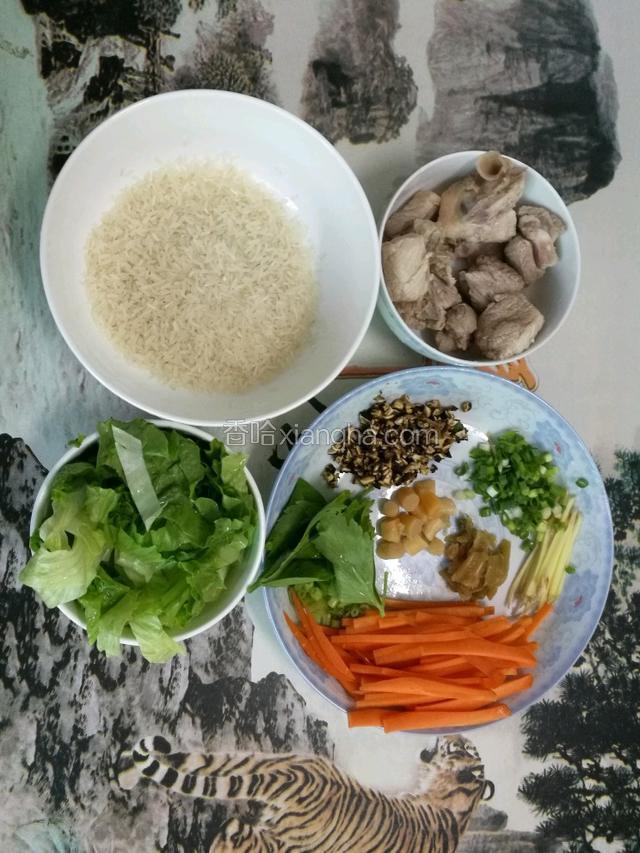 准备好其它食材
香菇芹菜葱切碎
胡萝卜姜生菜切小段

