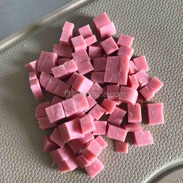 双汇方块火腿切一半，剩下一半保险膜封起来，可以做其他菜时候用