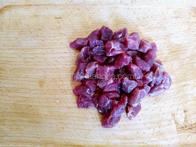 将牛肉切成小方块