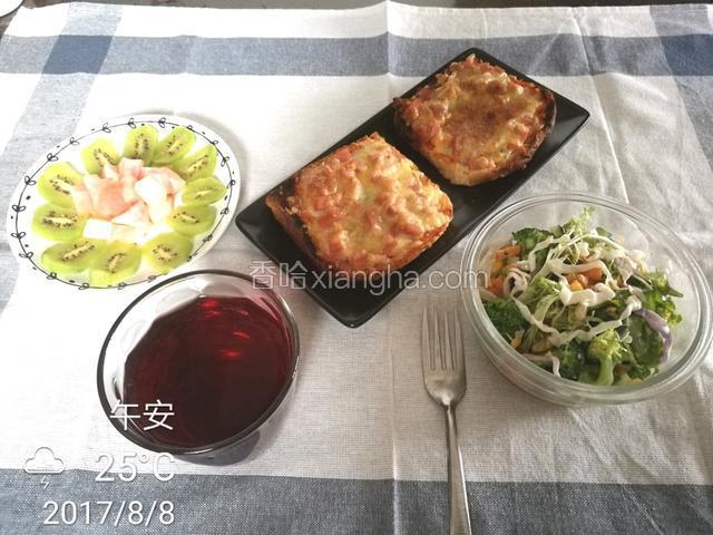 今天午餐，土司披萨，沙拉，猕猴桃水蜜桃拼盘加上葡萄汁。