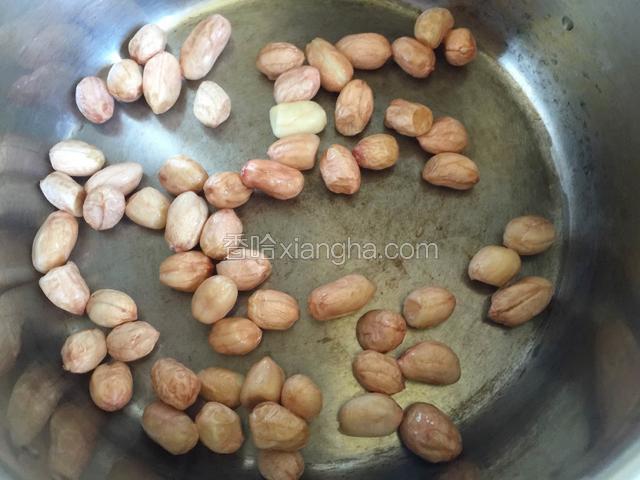 花生用锅炒熟（也可以用烤箱烤熟）。