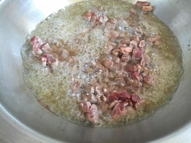 放入牛肉丁翻炒一分钟。