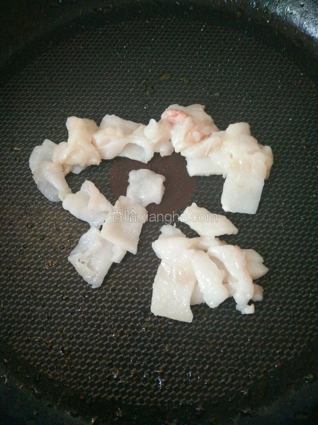 取一小块肥肉切成薄片