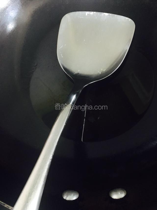热锅放入适量的食用油