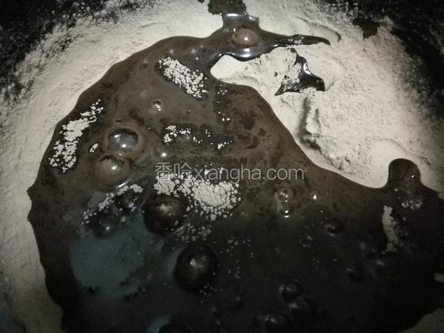 第1步、先称好仙草粉倒入不粘锅，量好的凉白水倒入。调成糊状，再加入625ml的开水。放火上加热至沸腾后关火冷却至常温倒入饭盒里放冰箱冷藏。