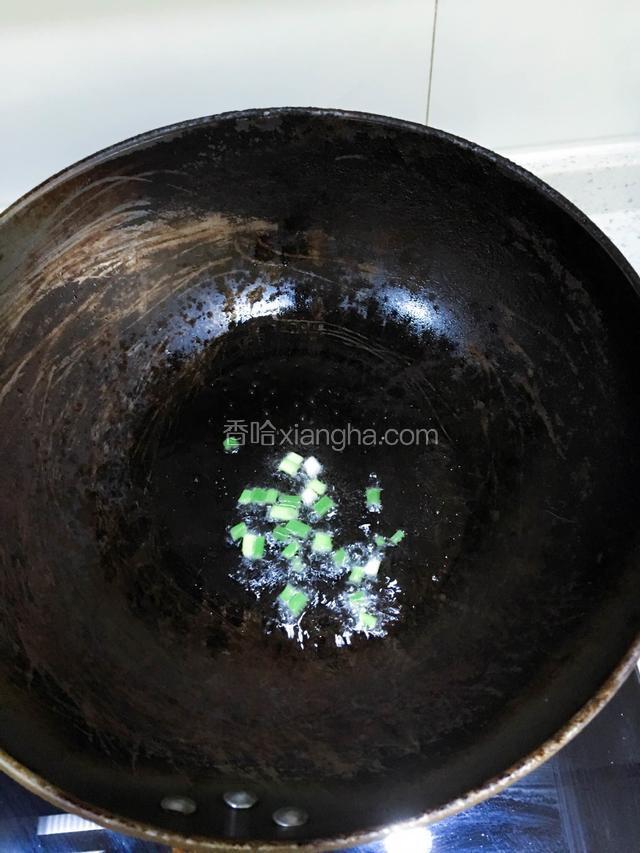 锅烧热倒入油，炸出葱花的香味
