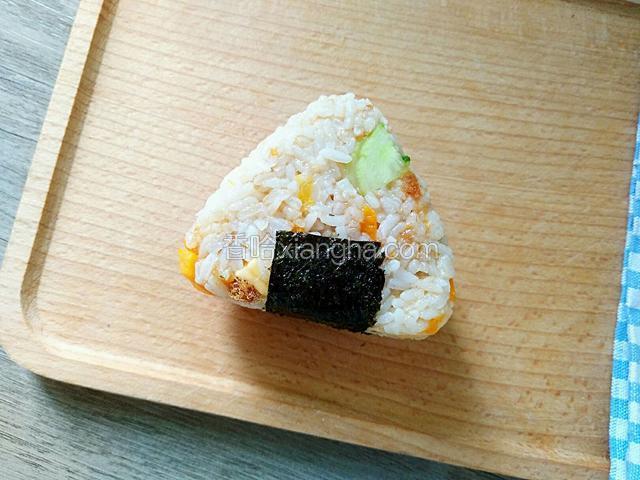 最后将海苔片包在饭团底部即可
