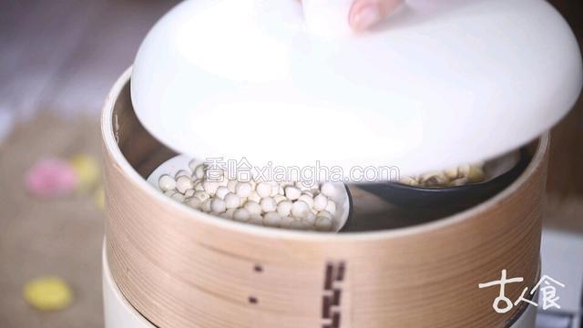 新鲜芡实和莲子上锅蒸十到十五分钟
