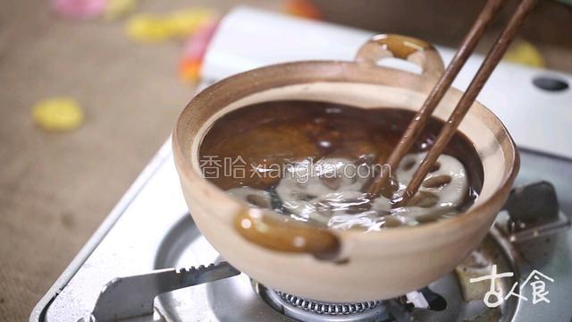 莲藕洗去多余淀粉，切小片，入水轻焯
