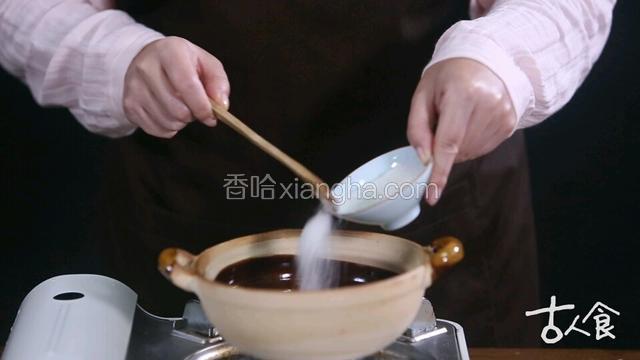 小火熬煮白糖水，放凉备用

