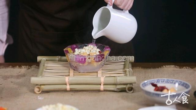碎冰铺底，鲜果、莲子、芡实、藕片依次铺上，加少许白糖水
