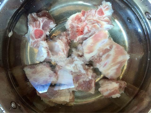 将排骨洗净，放入开水中焯一下，捞出
