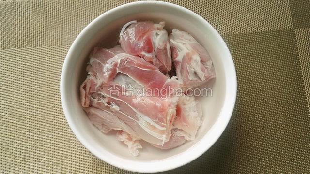 筒骨洗净浸泡一小时，去除血水