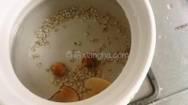 薏米椰干无花果干放入陶瓷煲，加入1500ml清水，大火煮开，转小火焖15分钟