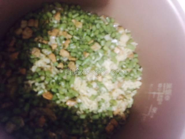开锅，香喷喷的米饭就可以装盘亨用了。