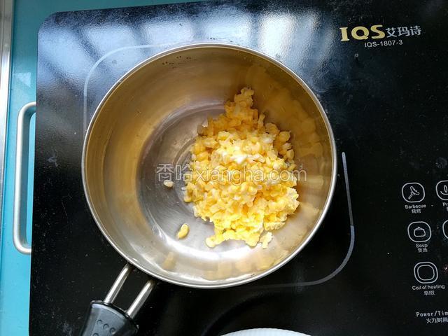 将玉米倒入锅中