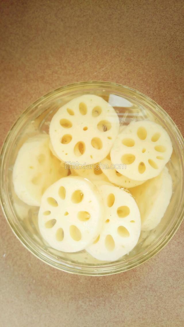 莲藕洗干净去皮切厚片，(用清水浸泡防止变色)。