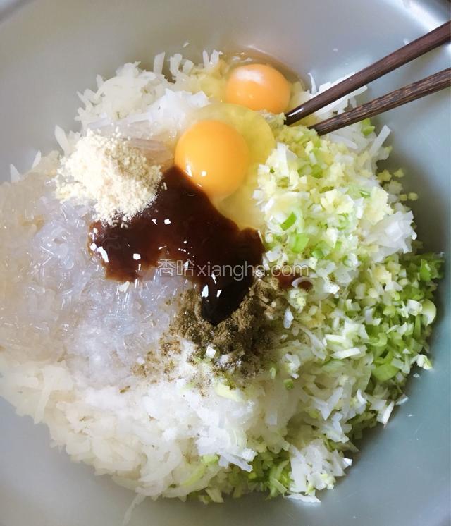 把所有食材放在盆里加2个鸡蛋、蚝油、鸡粉、盐、花椒粉拌匀。