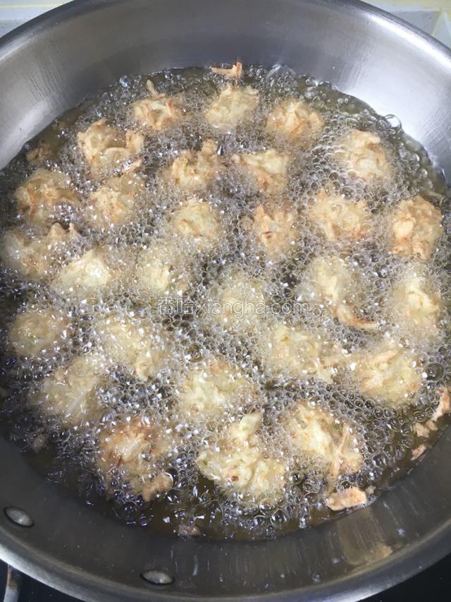 油烧热就开始炸（金黄色捞出即可，萝卜、粉条都是熟的没必要炸时间过长）