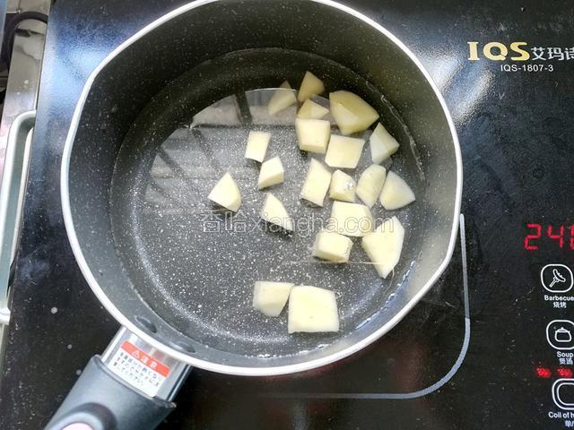 起锅倒入土豆煮15分钟