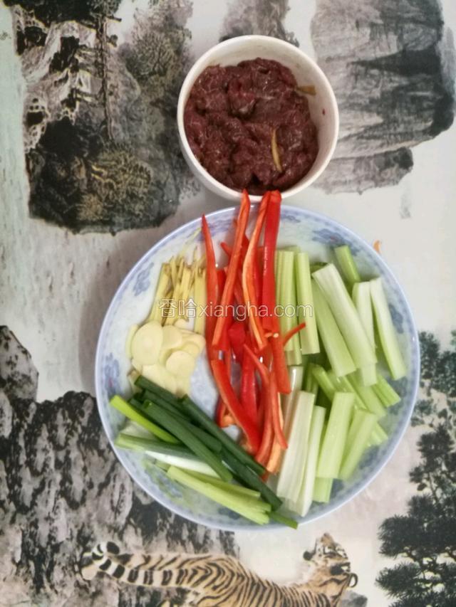 准备好食材
牛肉切薄片，加料酒、生粉、盐、生抽、胡椒粉搅拌均匀，西芹、辣椒、葱、姜切小段，蒜切小片
