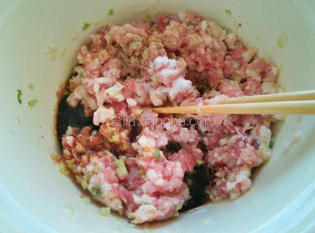 肉馅放葱姜末，胡椒粉，油，香油，生抽，老抽，料酒。