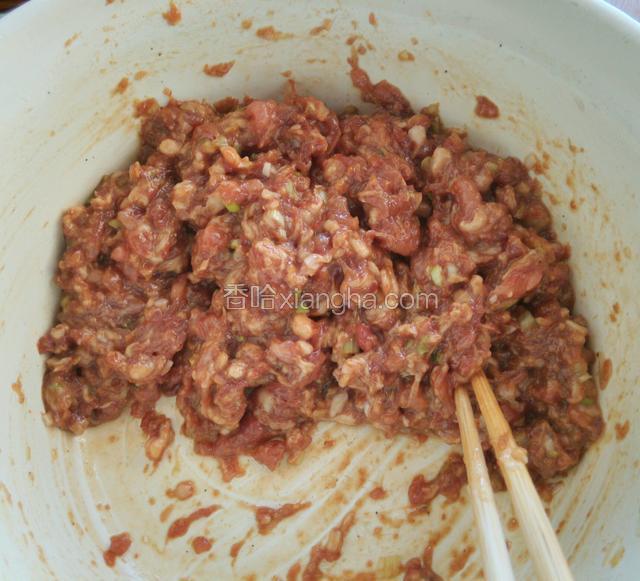 同一个方向拌匀肉馅。