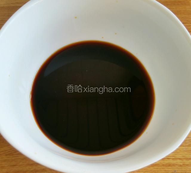 准备料汁，生抽，老抽，料酒，白糖，醋。