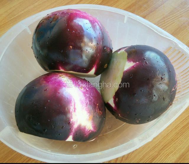 茄子洗净去蒂。