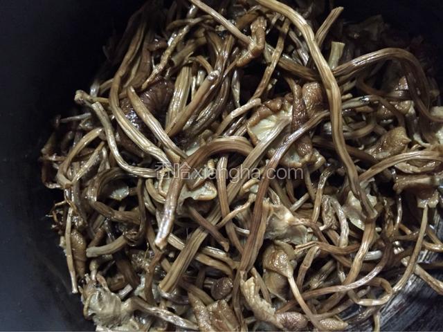 将干茶树菇用凉水浸泡一下，然后洗净备用