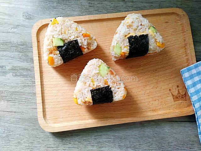 肉松三角饭团
