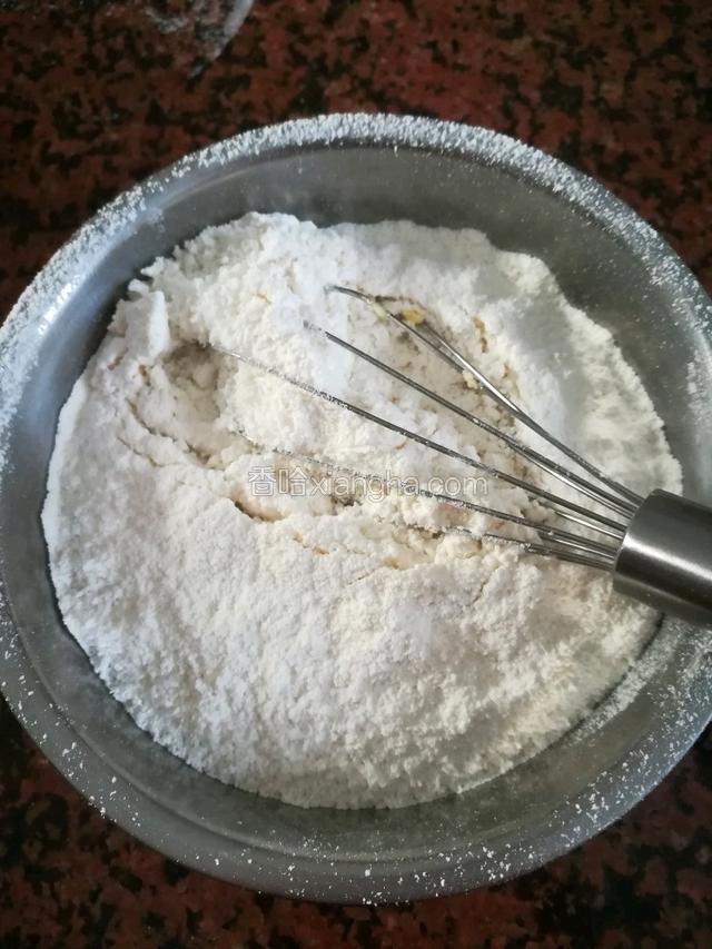 把低粉和椰蓉拌匀