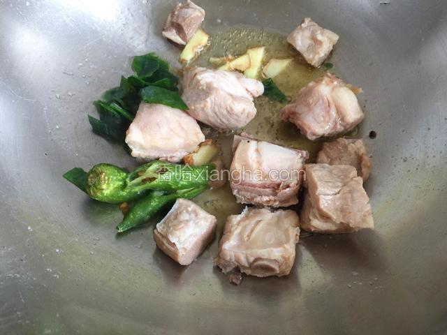 葱姜辣椒煸炒片刻。