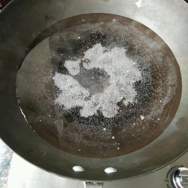锅里水烧开，放入适量盐和橄榄油