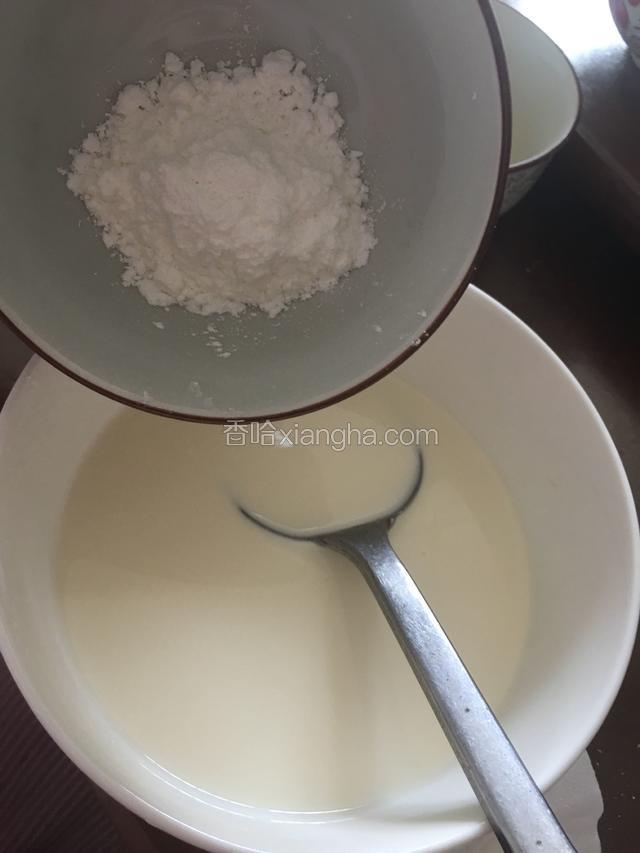 倒入玉米淀粉搅拌均匀。