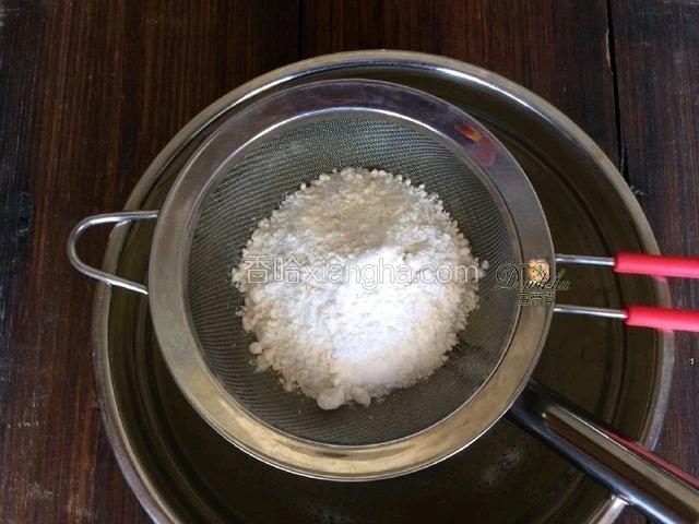 低粉加入泡打粉，筛好，倒入蛋液里。