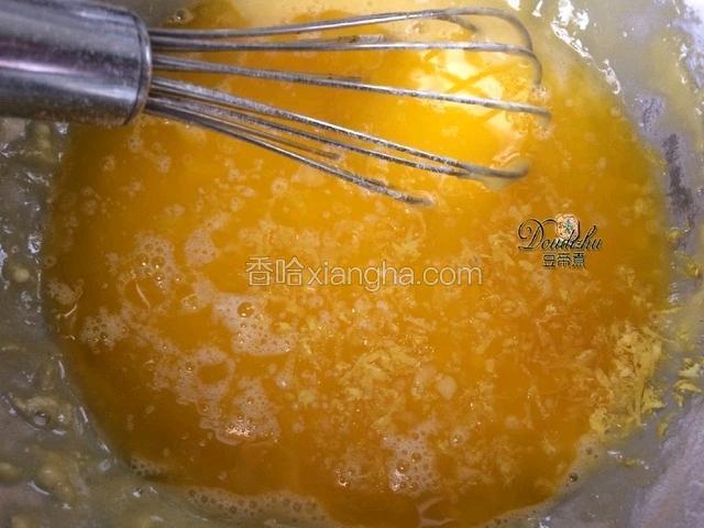 使用之字型搅拌手法混合至无粉状态，倒入晾凉的黄油液及黄柠檬皮屑。采用相同的手法搅拌均匀