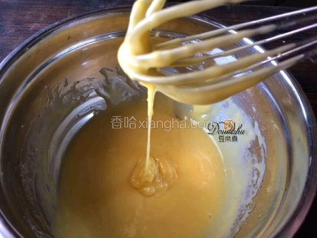 搅拌好的蛋糕糊不能起筋，要有流动的状态。盖上保鲜膜放置一边或冰箱冷藏，半小时至40分钟。