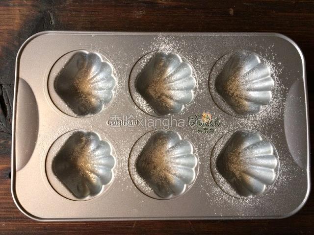 根据自己模具的质量选择做下防粘处理，黄油涂抹下模具筛上少许低粉。
