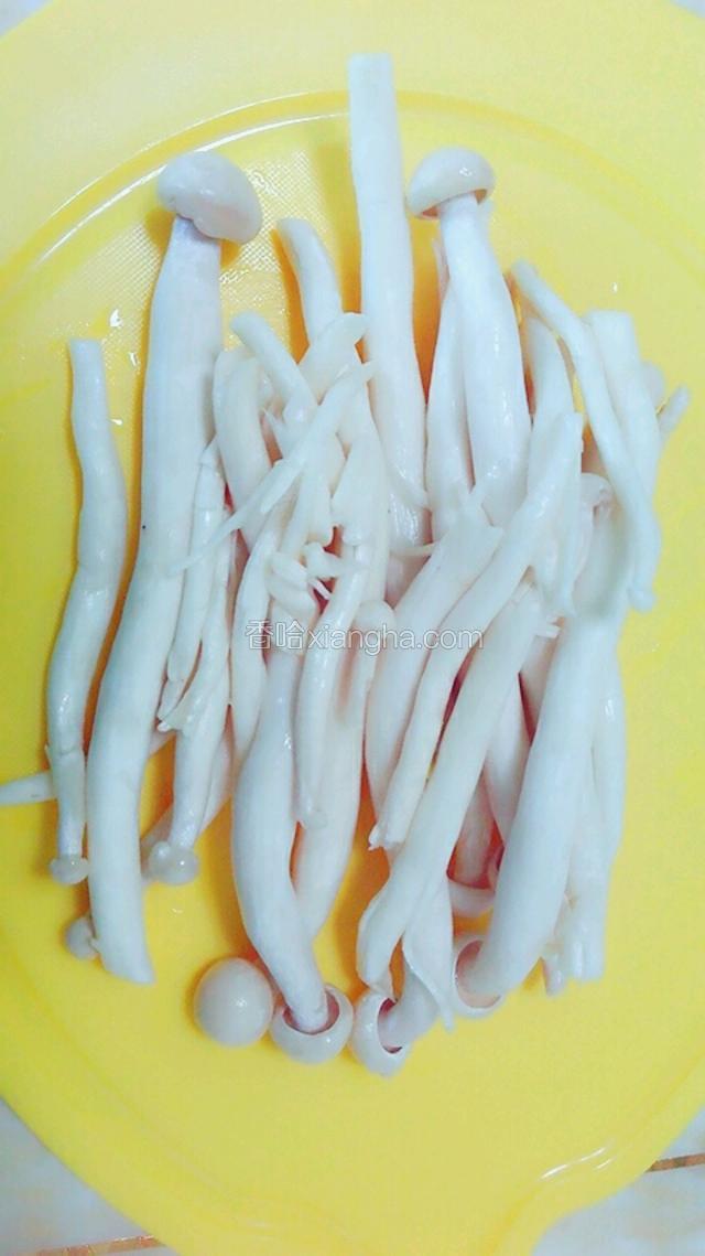 海鲜菇洗干净。