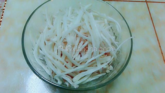把海鲜菇手撕成丝。
