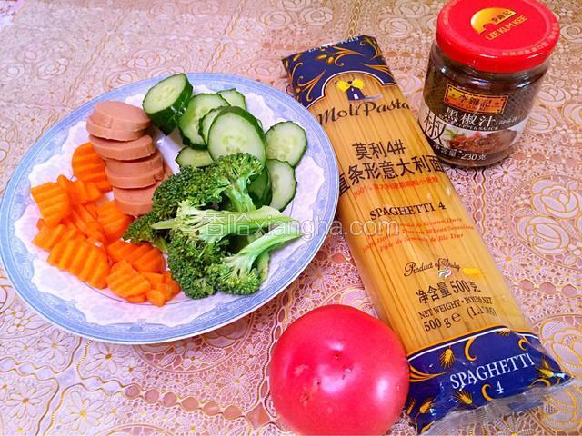 准备好材料，黄瓜、胡萝卜切片，西兰花切小块