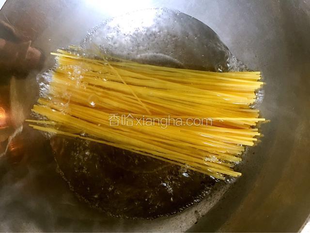 沸水放入一把意面，因个人食量大小来放
