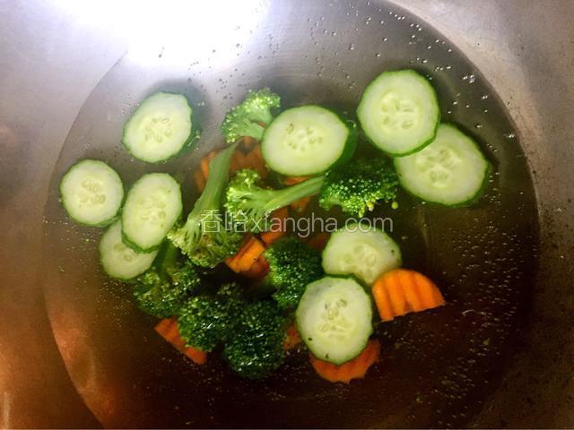 黄瓜片、胡萝卜片和西兰花焯水、捞起后沥水晾干水分