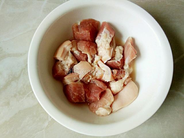 腌好的肉会出水，要把水倒掉
