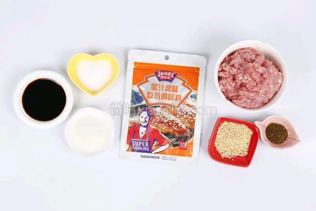 准备齐全食材，猪里脊肉洗净剁成肉泥
