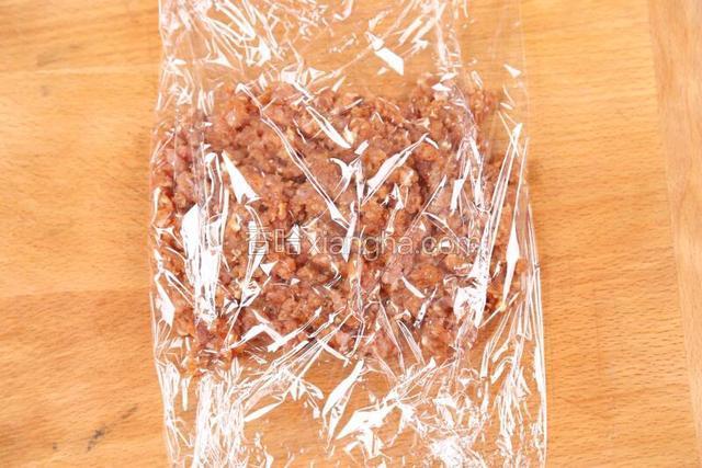 用保鲜膜包裹上肉末