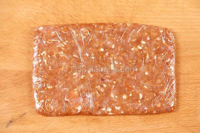 用擀面杖擀成厚薄均匀的肉片