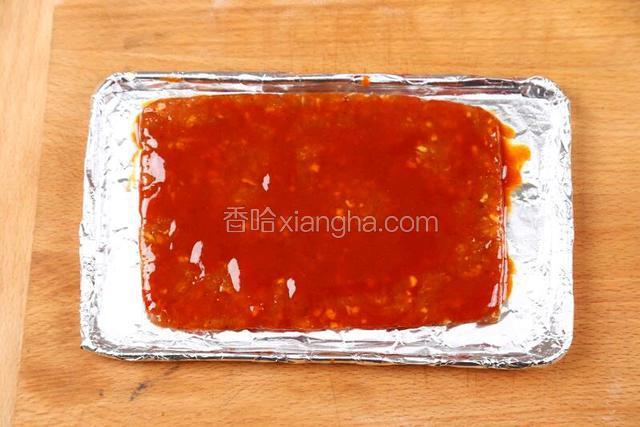 放入锡箔纸中，刷上调好的蜜汁酱